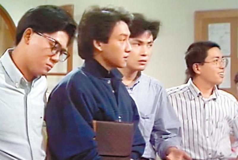 與吳啟明演出《義不容情》的林文龍（右二），愛吳啟明餐廳出品的乳鴿。電視圖片吳啟明（左）在《新紮師兄1998》，有幕向偉仔「猴子偷桃」。電視圖片