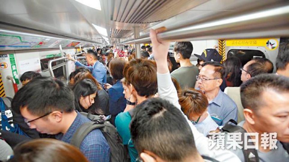 現時繁忙時間港鐵車廂已非常擠迫,將來乘客量增加料情況更加惡劣。江俊豪攝李文昇港鐵早前測試新訊號系統導致兩列列車相撞,令測試全面叫停。 現時繁忙時間港鐵車廂已非常擠迫,將來乘客量增加料情況更加惡劣。江俊豪攝李文昇港鐵早前測試新訊號系統導致兩列列車相撞,令測試全面叫停。