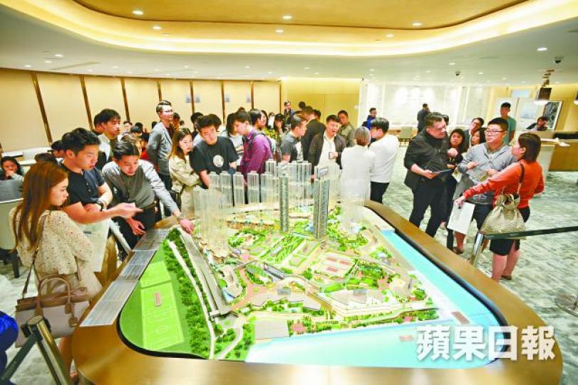 MONTARA加推最後116伙,售樓處昨日人頭湧湧。何耀勤攝 MONTARA加推最後116伙,售樓處昨日人頭湧湧。何耀勤攝