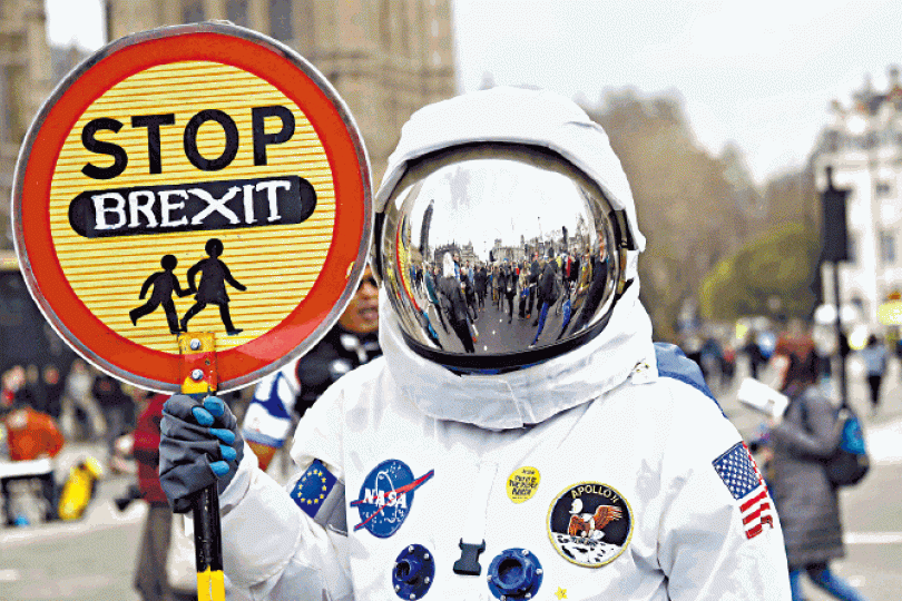 英國反脫歐呼聲仍高,有示威者作太空人打扮抗議。資料圖片 英國反脫歐呼聲仍高,有示威者作太空人打扮抗議。資料圖片