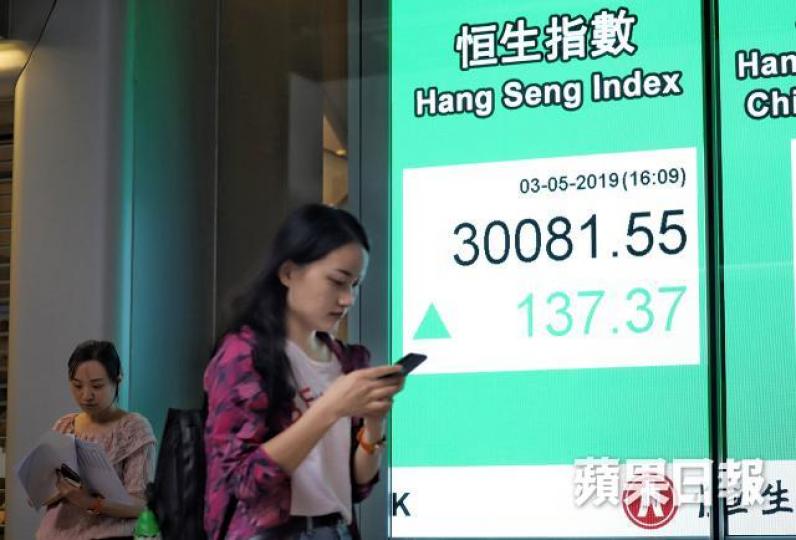 恒指上周五收報33081點。 恒指上周五收報33081點。
