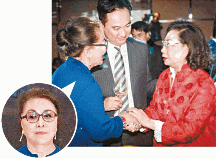 郭敦誠(中)與母親(圓圖)曾在公開場合與前特首夫人唐青儀握手。讀者提供圖片 郭敦誠(中)與母親(圓圖)曾在公開場合與前特首夫人唐青儀握手。讀者提供圖片