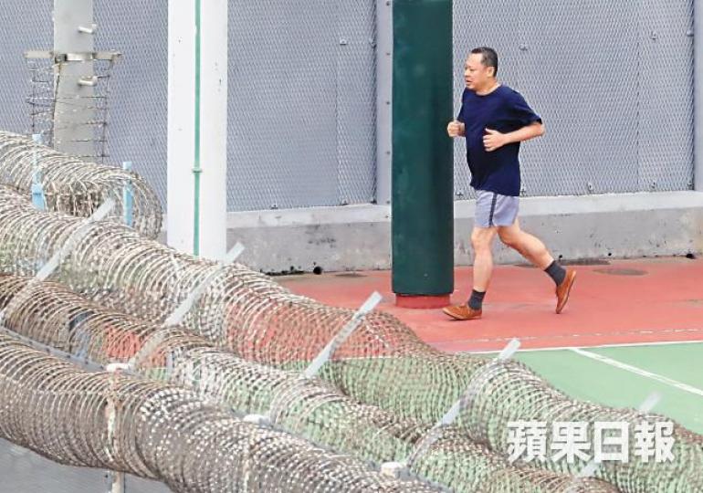 戴耀廷昨在石壁監獄「放風」,圍着球場跑步約40分鐘。朱永倫攝放風後返回囚室期間,戴耀廷與懲教人員有講有笑。陳淑莊前日到石壁監獄探望戴耀廷。 戴耀廷昨在石壁監獄「放風」,圍着球場跑步約40分鐘。朱永倫攝放風後返回囚室期間,戴耀廷與懲教人員有講有笑。陳淑莊前日到石壁監獄探望戴耀廷。