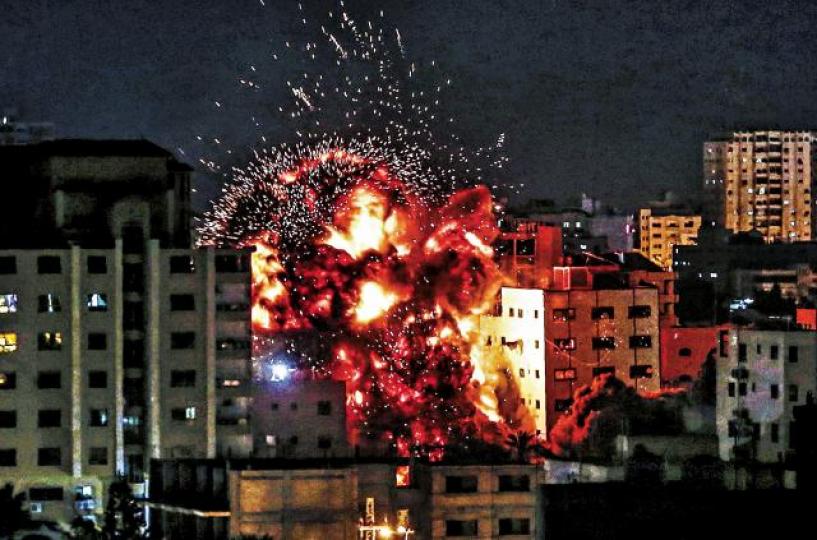加薩前晚受以軍空襲,多地發生爆炸。衝突中死亡巴人女嬰昨舉殯。 加薩前晚受以軍空襲,多地發生爆炸。衝突中死亡巴人女嬰昨舉殯。