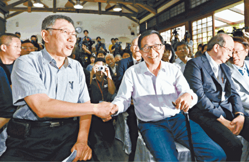 陳水扁昨在新書發表會與柯文哲握手。陳水扁邀柯文哲出席他的新書發表會。 陳水扁昨在新書發表會與柯文哲握手。陳水扁邀柯文哲出席他的新書發表會。