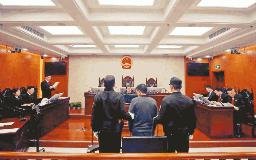 無錫法院今年4月發佈的庭審照片,徐志宏出庭時已無法自行站立,要靠庭警攙扶。互聯網徐志宏被指任職工商銀行期間受賄,2017年4月被公安拘捕。受訪者提供圖片 無錫法院今年4月發佈的庭審照片,徐志宏出庭時已無法自行站立,要靠庭警攙扶。互聯網徐志宏被指任職工商銀行期間受賄,2017年4月被公安拘捕。受訪者提供圖片