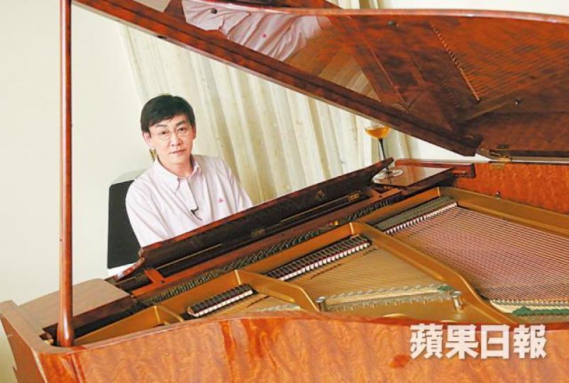 吳啟明表示年紀太大學琴，手指不夠柔軟，姿勢也因此不夠靚。吳啟明在訪問中大數拍攝《大時代》的不滿。劇照吳啟明最喜歡的古裝劇為王天林監製的《奇幻人間世》，同劇演員有劉秀萍（左）和陳佩珊。劇照吳啟明的過千呎豪宅，有估計近百萬元音響組合，用來唱卡拉OK， 以及甚具「規模」的廚具組合。