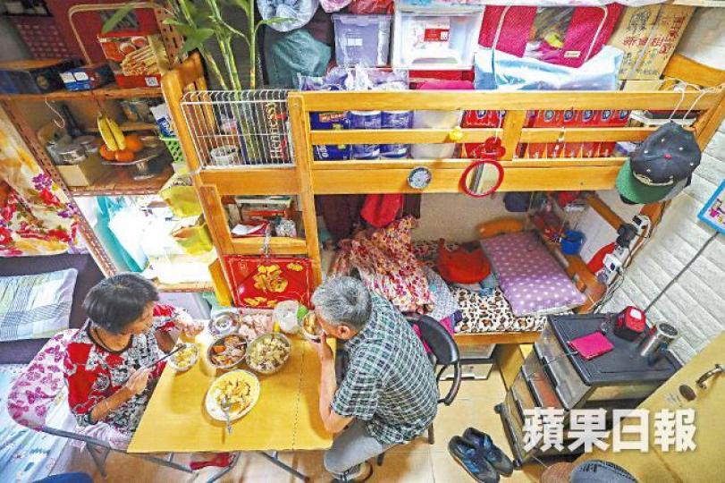 娟姐並不符合申請護老津貼資格,令她不敢半夜送老伴入院,以免要坐的士回家。長滿纖維瘤的娟姐,曾試過自尋短見,由伯伯挖口取藥救回。愛女離世對娟姐打擊至深,她坦言直到現在也未能釋懷。社區組織阮淑茵指,很多基層長者均不符合資格申請護老津貼。 娟姐並不符合申請護老津貼資格,令她不敢半夜送老伴入院,以免要坐的士回家。長滿纖維瘤的娟姐,曾試過自尋短見,由伯伯挖口取藥救回。愛女離世對娟姐打擊至深,她坦言直到現在也未能釋懷。社區組織阮淑茵指,很多基層長者均不符合資格申請護老津貼。
