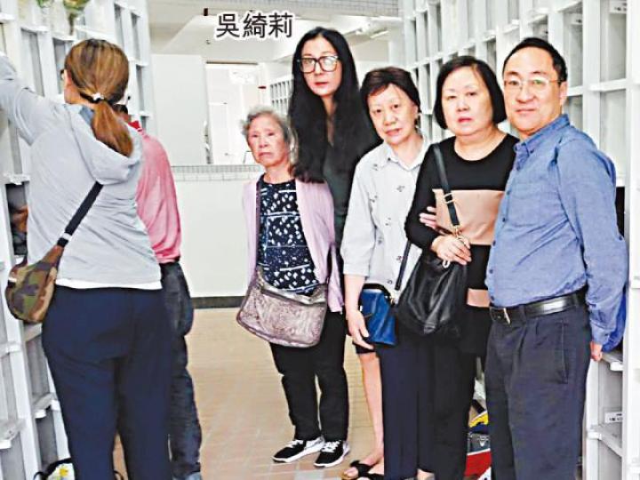 吳綺莉噚日喺社交網話經教會幫手，已經為亡母鄭黎明覓得心水龕位。互聯網圖片吳綺莉02年孖女兒卓林移居上海，同母親鄭黎明（左）同住。