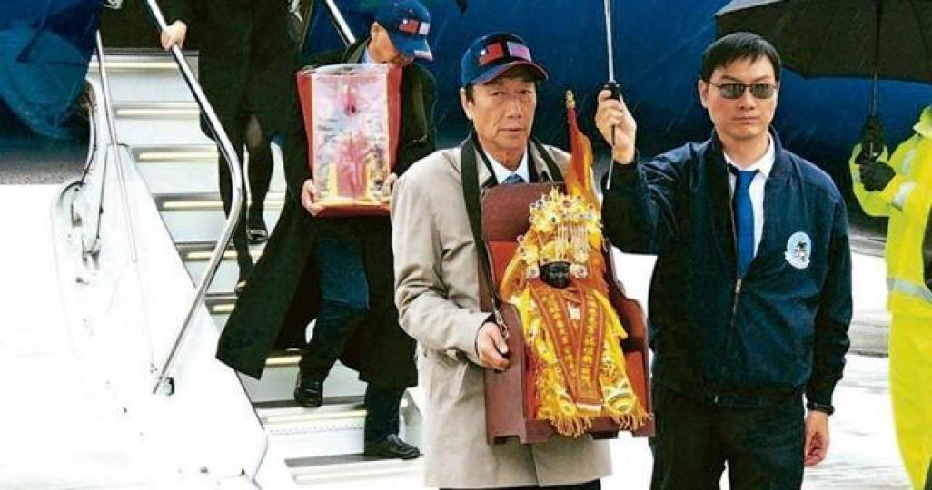 郭台銘的寄託,應該就是他搭飛機都要抱着的媽祖。互聯網圖片 郭台銘的寄託,應該就是他搭飛機都要抱着的媽祖。互聯網圖片