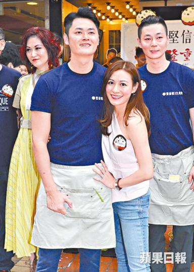 蕭潤邦夫婦昨日為其投資的食店第五間分店進行剪綵。陳柏宇爭抱囡囡，卻被太太踢爆夜晚沒幫手。