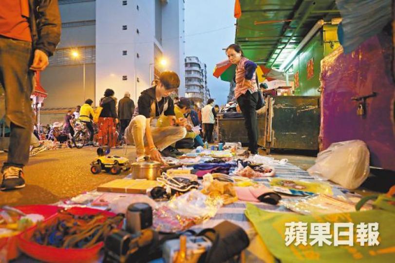 潘婆婆(右)為了貼身照顧老伴,在天光墟擺地攤,多賺幾塊錢幫補家計。丈夫比自己年長約廿年,現時患有認知障礙,潘婆婆不放心長時間留下他一人。潘婆婆所賣的,是別人所棄之物,卻經常遇到小偷,令這十元八塊的「生意」甚難經營。現時本港護老者津貼的門檻極高,就算如潘婆婆般的情況,也未能合資格申請得到。 潘婆婆(右)為了貼身照顧老伴,在天光墟擺地攤,多賺幾塊錢幫補家計。丈夫比自己年長約廿年,現時患有認知障礙,潘婆婆不放心長時間留下他一人。潘婆婆所賣的,是別人所棄之物,卻經常遇到小偷,令這十元八塊的「生意」甚難經營。現時本港護老者津貼的門檻極高,就算如潘婆婆般的情況,也未能合資格申請得到。