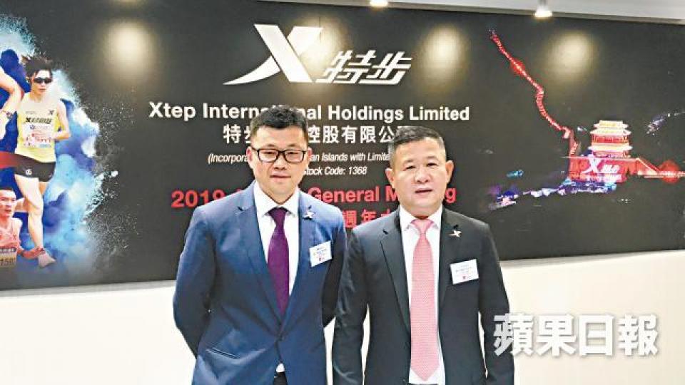 特步主席丁水波(右)及首席財務官楊鷺彬昨日出席股東會。 特步主席丁水波(右)及首席財務官楊鷺彬昨日出席股東會。
