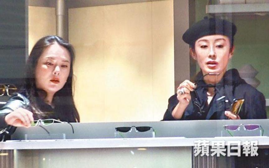 【揀款】張敏（右）日前與友人行街，兼入眼鏡店揀心頭好。【試戴】張敏在店內睇的款式多樣化，不斷試戴。【淡妝】一身全黑打扮的張敏（左），當日化上淡妝與友人見面。張敏近年四處去聽經，少時間留港見家人。趁五一返港探親的張敏（中），亦抽時間與朋友敍舊。