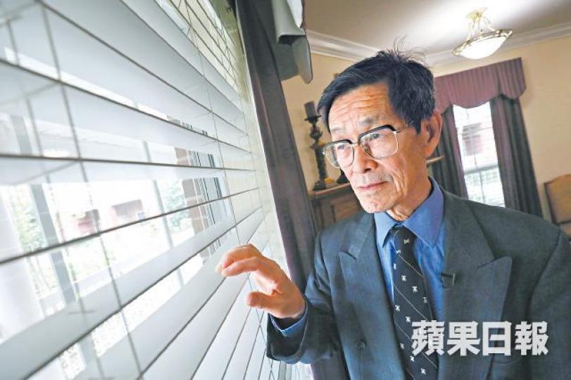 流亡海外30年的嚴家祺,一直希望回中國。嚴家祺談及六四時特別激動,淚水差點奪眶而出。嚴家祺訪問後留了記者吃飯,妻子高皋煮了豬手,夫婦兩人濃情厚意。嚴家祺與王滬寧多次共同外訪;圖為兩人1988年一起到訪美國亞特蘭大。1989年5月底,嚴家祺到天安門廣場支持學生。嚴家祺曾是趙紫陽推動政改的助手之一;圖為1987年趙在中南海接見嚴等人。 流亡海外30年的嚴家祺,一直希望回中國。嚴家祺談及六四時特別激動,淚水差點奪眶而出。嚴家祺訪問後留了記者吃飯,妻子高皋煮了豬手,夫婦兩人濃情厚意。嚴家祺與王滬寧多次共同外訪;圖為兩人1988年一起到訪美國亞特蘭大。1989年5月底,嚴家祺到天安門廣場支持學生。嚴家祺曾是趙紫陽推動政改的助手之一;圖為1987年趙在中南海接見嚴等人。