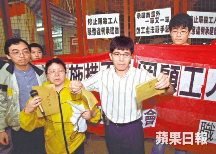 2001年,陳錦康(右二)帶領團體到九巴車廠抗議。
2001年,陳錦康(右二)帶領團體到九巴車廠抗議。