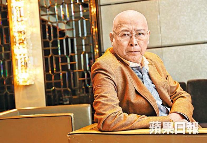 劉兆銘談到會否再簽無綫時，指「佢唔搵我，我冇得簽㗎。佢文化藝術大鱷，係當你冇到。」資料圖片去年劉兆銘演出網劇《蝕日風暴》，與羅家英（右）大鬥演技。劇照2013年劉兆銘獲頒「萬千星輝演藝人大獎」（右），但劉兆銘自嘲只是無綫一個「number」。資料圖片1981年《千王群英會》一劇，劉兆銘演的仇大千一頭白髮造型令人深刻。劇照1984年劉兆銘在《新紮師兄》中，扮演偉仔的衰老竇（右）。劇照1991年電影生涯上，劉兆銘在《倩女幽魂》系列的「姥姥」深入民心。《倩女幽魂III道道道》劇照