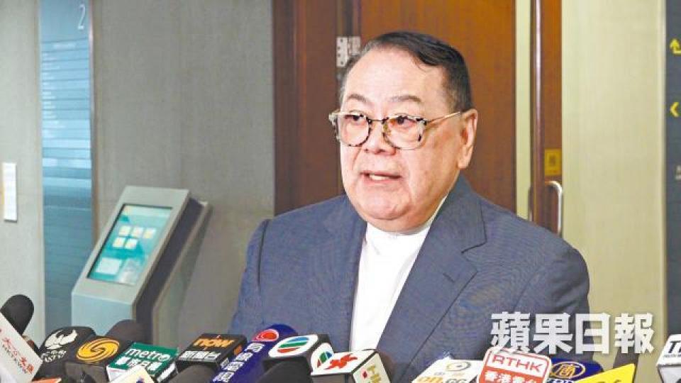 石禮謙昨見傳媒,宣佈接到主持會議「命令」。
石禮謙昨見傳媒,宣佈接到主持會議「命令」。