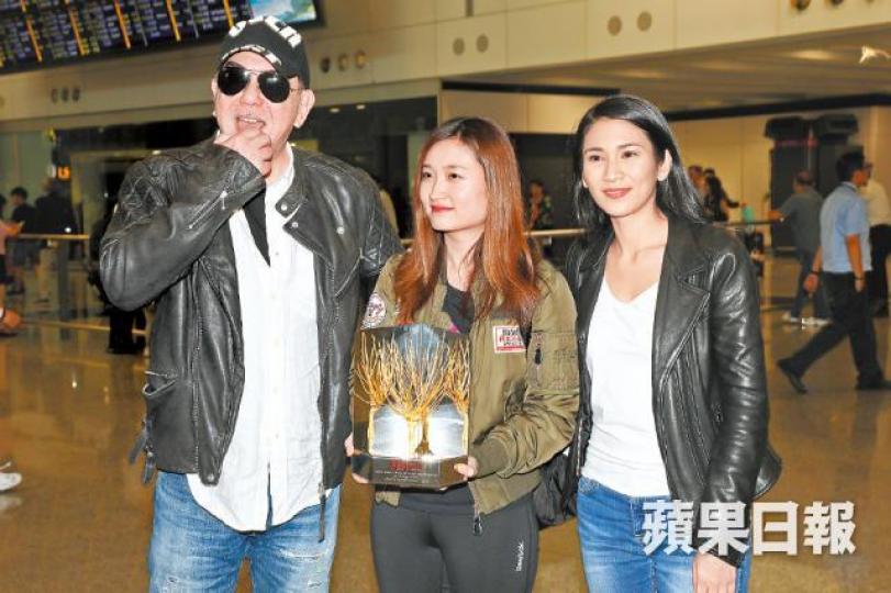 （左起）秋生、陳小娟同姬素噚日由意大利返港，分享得獎心情。秋生指獲頒傑出成就金桑獎時，掌聲之多用感動都難以形容。