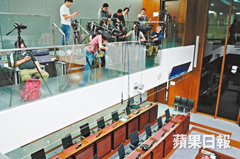 保安將會議室音響關上,記者需要將咪由公眾席吊下收音。江智騫攝
保安將會議室音響關上,記者需要將咪由公眾席吊下收音。江智騫攝
