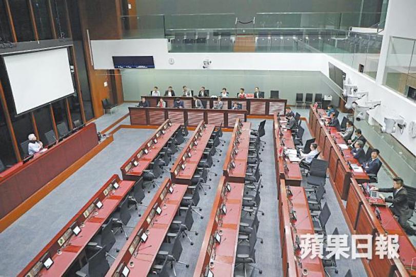 泛民開會期間,建制派議員容海恩手持標語走向主席台抗議。
泛民開會期間,建制派議員容海恩手持標語走向主席台抗議。