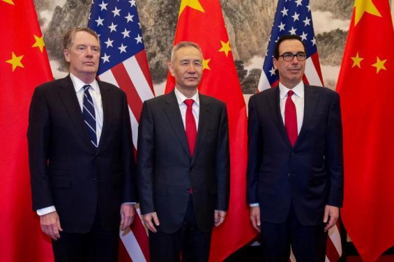 美國貿易代表萊特希澤(左)和財長姆欽(右)上周訪問北京,與國務院副總理劉鶴(中)討論中國向外資開放雲計算市場。
美國貿易代表萊特希澤(左)和財長姆欽(右)上周訪問北京,與國務院副總理劉鶴(中)討論中國向外資開放雲計算市場。