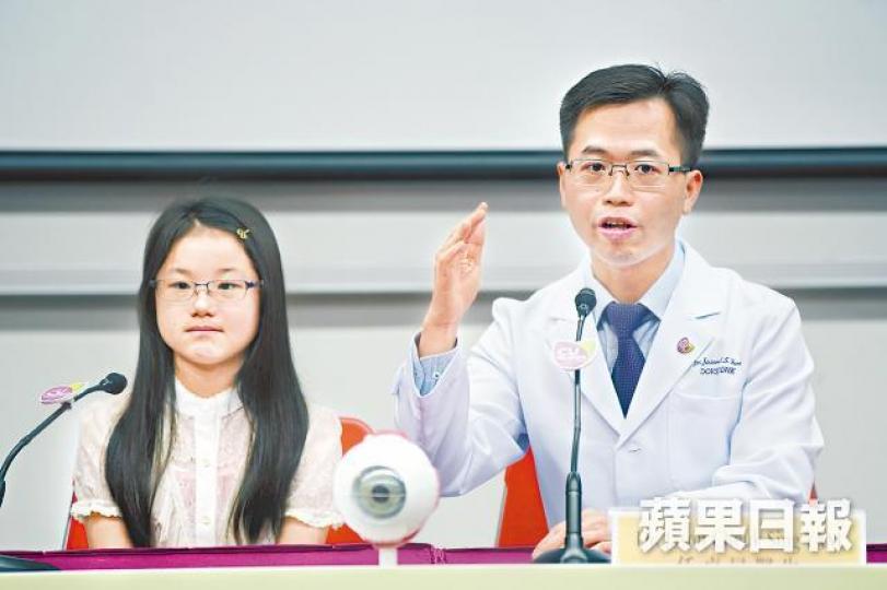 Jovita(左)屬於近視高危兒童。 Jovita(左)屬於近視高危兒童。