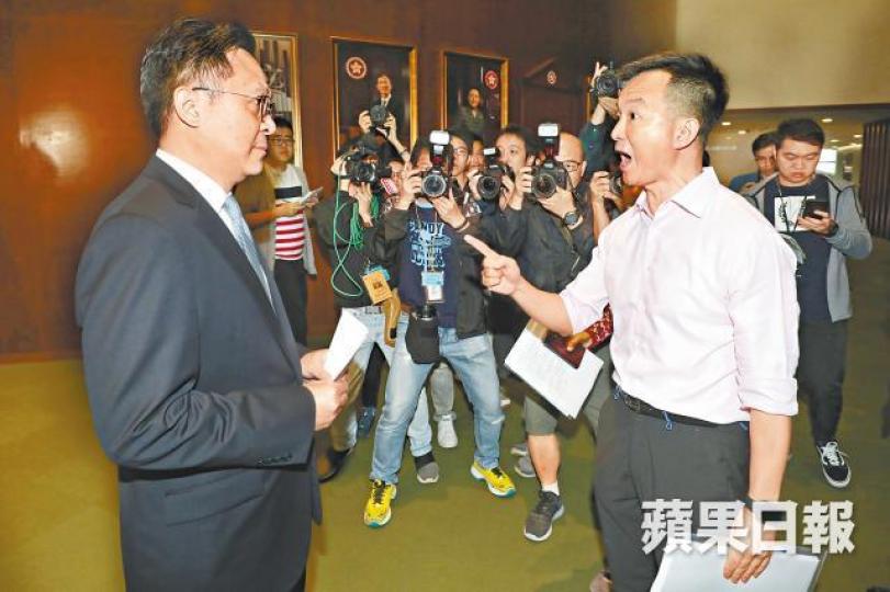 立會秘書長陳維安(左)昨見記者後,被陳志全炮轟「卑鄙無恥」。陳善南攝 立會秘書長陳維安(左)昨見記者後,被陳志全炮轟「卑鄙無恥」。陳善南攝