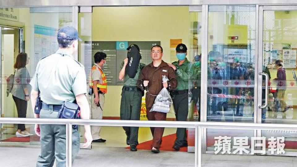 邵家臻被扣上手銬由兩名懲教員押解離開伊利沙伯醫院。 邵家臻被扣上手銬由兩名懲教員押解離開伊利沙伯醫院。