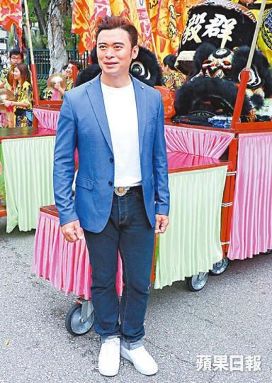 樊少皇昨日返港支持徒弟的武館，之後要返內地繼續開工。賈曉晨和囡囡留在橫店陪樊少皇拍電影。微博圖片