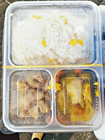 懷疑有問題的B餐雞肉飯盒,與圖中飯盒近似。讀者提供圖片 懷疑有問題的B餐雞肉飯盒,與圖中飯盒近似。讀者提供圖片