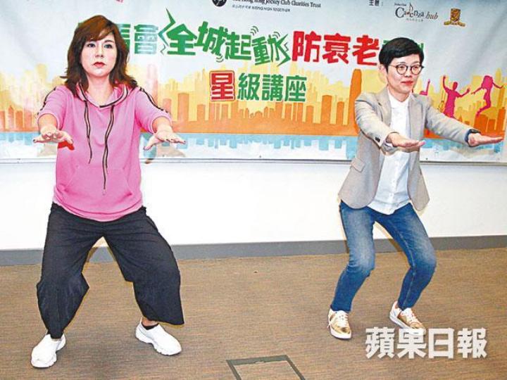 劉美娟（左）指囡囡鍾意研究人體學，平日二人會一齊做運動。