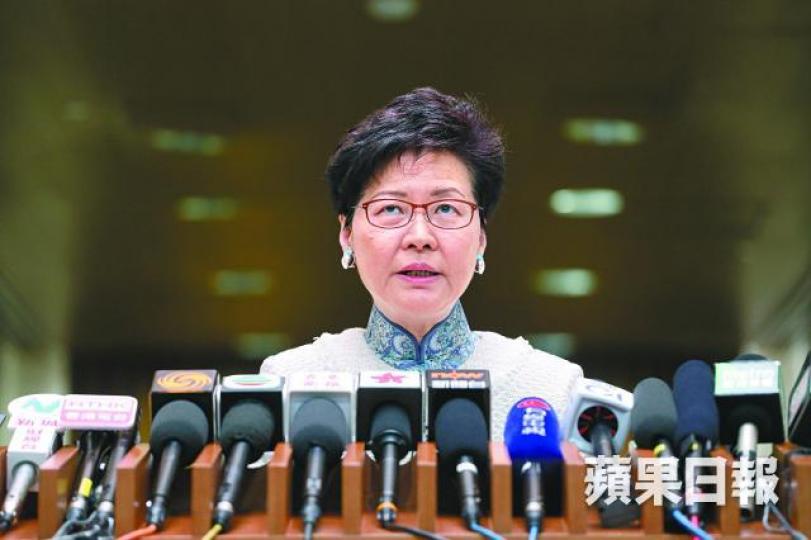 林鄭月娥昨早聲稱會嚴肅認真地考慮關於《逃犯條例》修訂的不同建議。陳善南攝律政司長鄭若驊(右)及保安局長李家超昨午指坊間五個修改建議「不確切可行」。 林鄭月娥昨早聲稱會嚴肅認真地考慮關於《逃犯條例》修訂的不同建議。陳善南攝律政司長鄭若驊(右)及保安局長李家超昨午指坊間五個修改建議「不確切可行」。