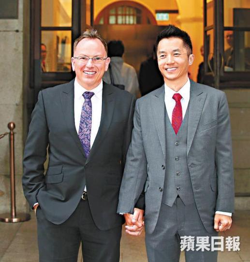 高級入境主任梁鎮罡(右)昨與外籍配偶十指緊扣離開法庭。李家皓攝 高級入境主任梁鎮罡(右)昨與外籍配偶十指緊扣離開法庭。李家皓攝