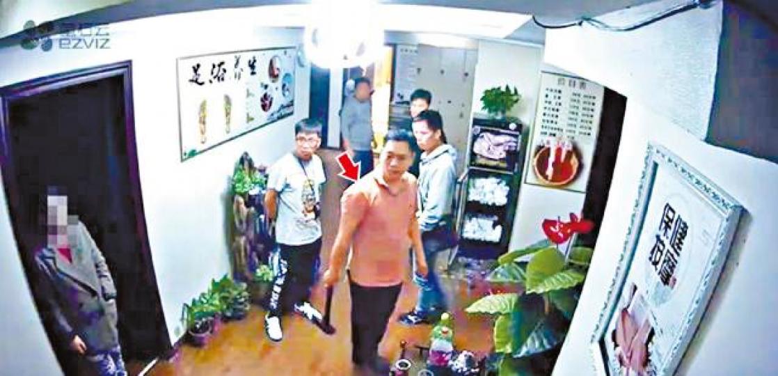 便衣公安叫帶頭男子(箭嘴示)為「馮所長」,閉路電視拍到他手持斧頭在店內亂砸。受訪者提供 便衣公安叫帶頭男子(箭嘴示)為「馮所長」,閉路電視拍到他手持斧頭在店內亂砸。受訪者提供