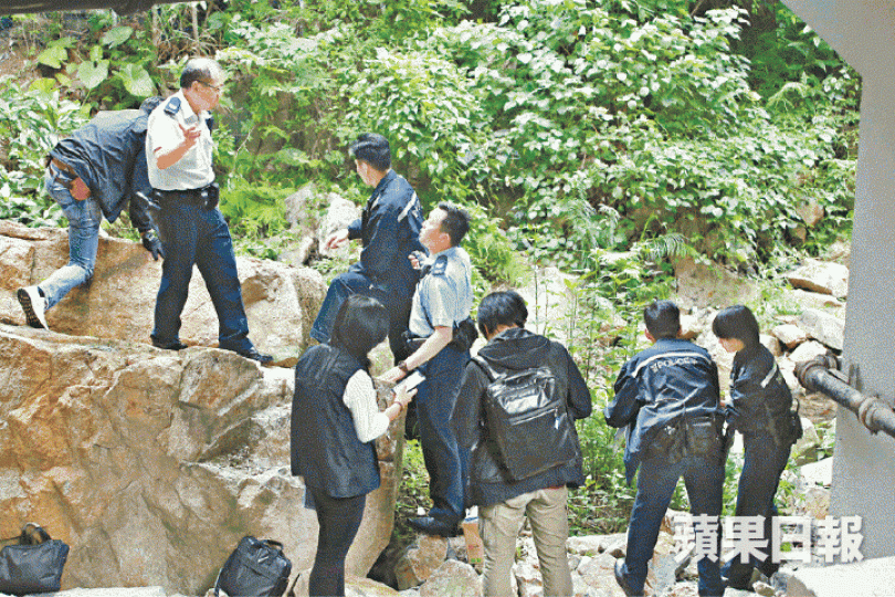 大批警員在男童倒卧的石澗調查。劉漢權攝男童跨過天橋圍欄墮斃,警員封鎖事發位置。 大批警員在男童倒卧的石澗調查。劉漢權攝男童跨過天橋圍欄墮斃,警員封鎖事發位置。