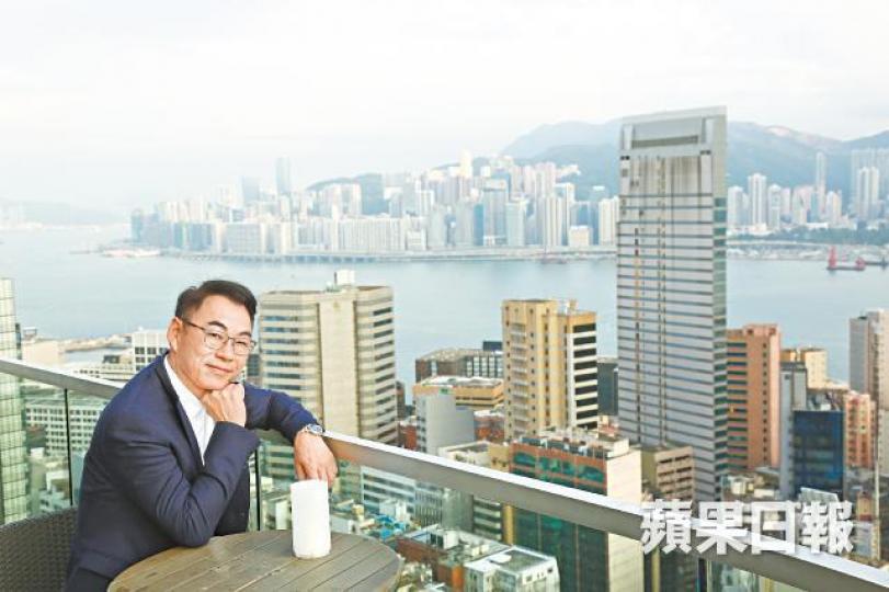 戴志偉八年前離開無綫，他自言不懂得擦鞋，不過問心無愧。戴志偉（右）近年愛拍港台劇過戲癮，之前在《運輸背後》飾演運輸署助理署長。劇照戴志偉（右）未入讀藝訓班前曾到民歌餐廳唱歌。資料圖片身為明星足球隊隊員的戴志偉，閒時跟隊友四出作賽。鮮有緋聞的戴志偉，與太太結婚多年，育有兩子。