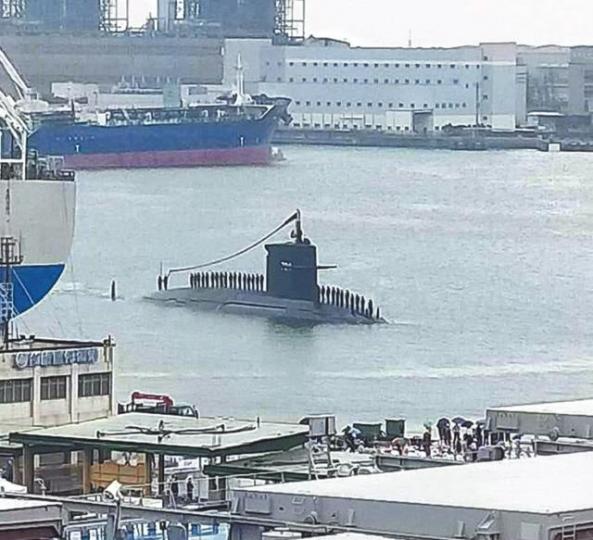 劍龍級海虎號潛艇為執行潛艇專用廠房動土儀式,已進入台船的商港區。讀者提供圖片 劍龍級海虎號潛艇為執行潛艇專用廠房動土儀式,已進入台船的商港區。讀者提供圖片