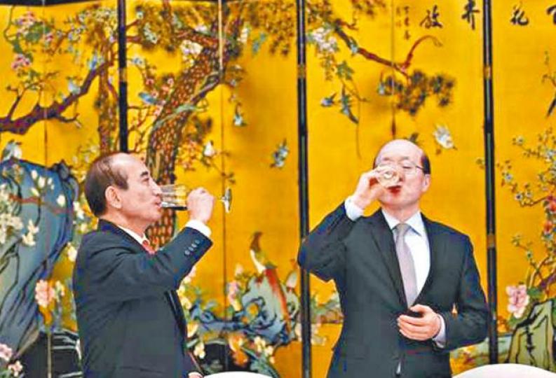 王金平(左)和劉結一乾杯。 王金平(左)和劉結一乾杯。