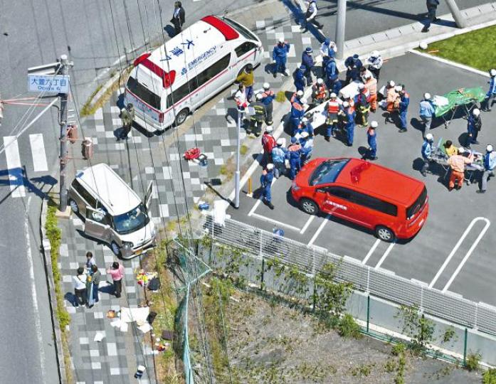 日本滋賀縣大津巿有汽車鏟上行人路撞向幼兒園師生。路透社 日本滋賀縣大津巿有汽車鏟上行人路撞向幼兒園師生。路透社