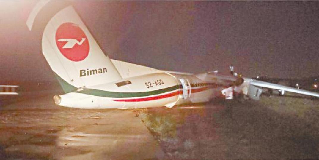 孟加拉航空客機在仰光降落時滑出跑道,機身斷開三截。 孟加拉航空客機在仰光降落時滑出跑道,機身斷開三截。