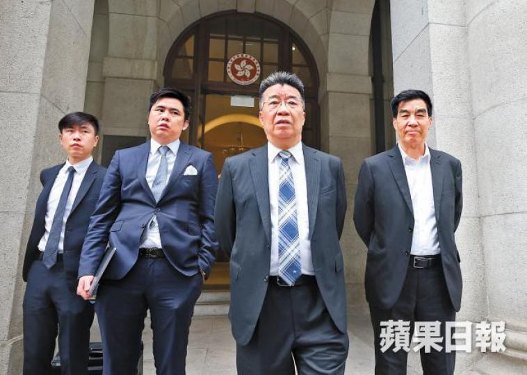 劉夢熊(右二)昨沒回應對梁振英仍有否怨恨;右為胞弟劉夢鰲。李家皓攝 劉夢熊(右二)昨沒回應對梁振英仍有否怨恨;右為胞弟劉夢鰲。李家皓攝