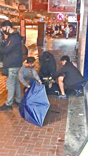 中港爆竊黨圖闖入珠寶店時,警員撲出將疑犯制服。讀者提供圖片涉事珠寶店昨如常營業,警員到場向老闆娘了解。 中港爆竊黨圖闖入珠寶店時,警員撲出將疑犯制服。讀者提供圖片涉事珠寶店昨如常營業,警員到場向老闆娘了解。