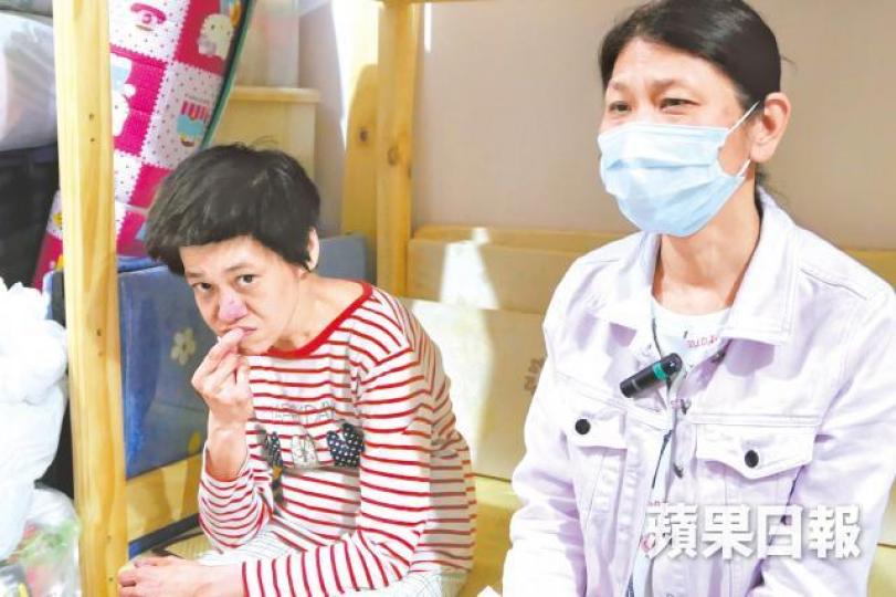 梁女士(右)年紀漸大又受濕疹困擾,照顧54歲妹妹心力交瘁。 梁女士(右)年紀漸大又受濕疹困擾,照顧54歲妹妹心力交瘁。