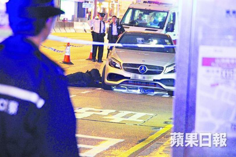 中環前晚有警車跌出催淚彈,遭平治私家車輾過。資料圖片 中環前晚有警車跌出催淚彈,遭平治私家車輾過。資料圖片