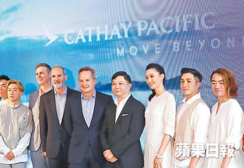 國泰昨日舉行品牌重塑活動;右四為顧客及商務總裁盧家培。譚德潤攝 國泰昨日舉行品牌重塑活動;右四為顧客及商務總裁盧家培。譚德潤攝
