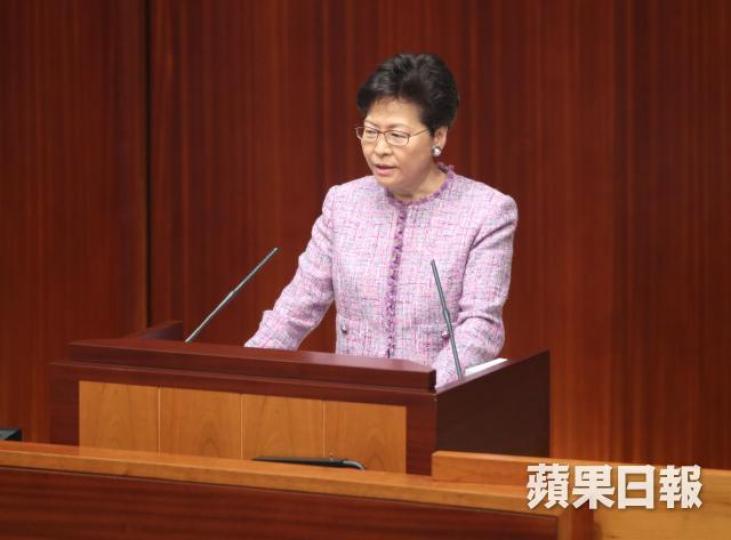 林鄭月娥借下屬保安局局長李家超的「鴕鳥論」將三名前特首擺上枱,不點名批評他們也是「鴕鳥」。 林鄭月娥借下屬保安局局長李家超的「鴕鳥論」將三名前特首擺上枱,不點名批評他們也是「鴕鳥」。