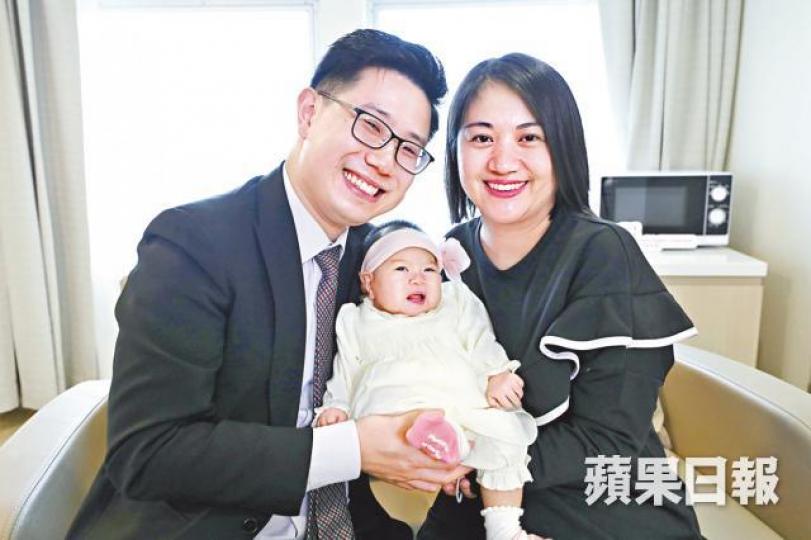 新手父母蔡先生及太太感激醫護人員幫助,會堅持餵哺母乳至女兒半歲大。黃耀興攝 新手父母蔡先生及太太感激醫護人員幫助,會堅持餵哺母乳至女兒半歲大。黃耀興攝