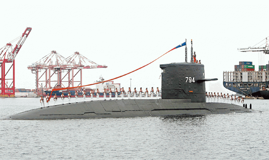 海軍官兵站在荷蘭製的海虎潛艦上,向蔡英文致敬。美聯社 海軍官兵站在荷蘭製的海虎潛艦上,向蔡英文致敬。美聯社