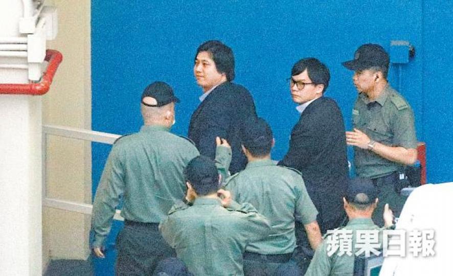 判刑後容偉業(左)及袁智駒被帶返荔枝角收押所。張志華攝 判刑後容偉業(左)及袁智駒被帶返荔枝角收押所。張志華攝